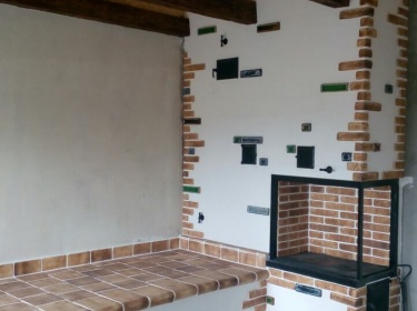 Для оздоблення опалювально-варочної печі та лежанки використано керамічну шамотну плитку та декоративну пічну штукатурку