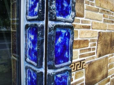 Глазурованная керамика имеет богатство цветов и эффектов, не выцветает и не портится с годами, а любую грязь можно очистить.