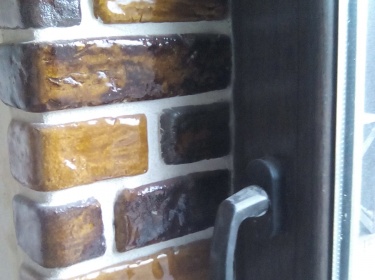 Шамотна керамічна плитка добре миється, не боїться ушкоджень, перепадів вологи та температури. 