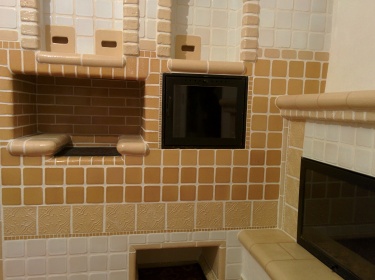 Приклад як камін та піч оздобити шамотною плиткою в одному стилі